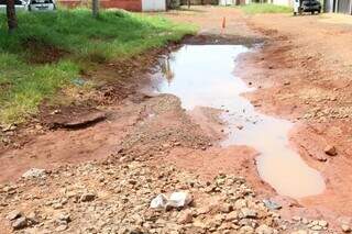 Depois do reparo, chuva leva cascalho e cratera volta a se abrir Depois do reparo, chuva leva cascalho e cratera volta a se abrir