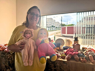 De bonecas de milho a 300 peças, Marlene abre bazar de lembranças De bonecas de milho a 300 peças, Marlene abre bazar de lembranças