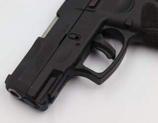 Preso com pistola restrita, ajudante de pedreiro diz que achou arma na rua