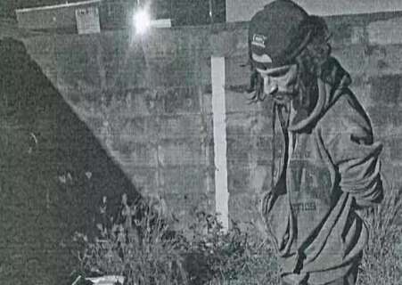 Homem entra pelo muro, furta ar-condicionado do CEM e &eacute; preso 