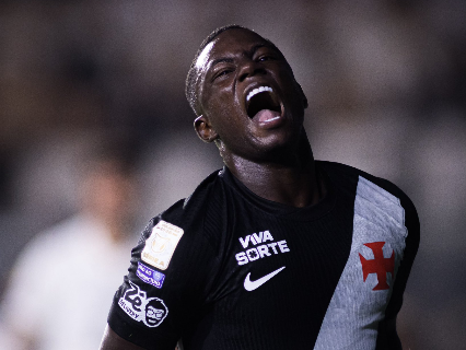 Vasco vira sobre Corinthians com dois gols de Hinestroza no fim