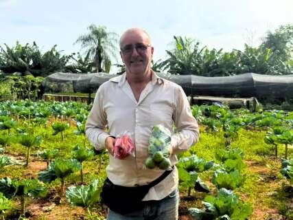 Cansado da CLT, Celso trocou empresa por horta &agrave; beira da estrada