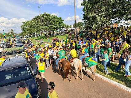 Apoiadores de Fl&aacute;vio Bolsonaro fazem cavalgada nos altos da Afonso Pena