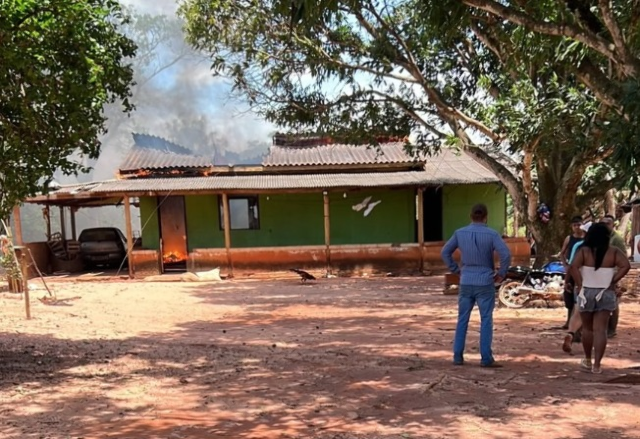 Dois corpos s&atilde;o encontrados ap&oacute;s inc&ecirc;ndio em casa na zona rural de Itaquira&iacute;