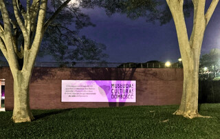 Amor pelo BTS é tão grande que até museu ficou roxo Amor pelo BTS é tão grande que até museu ficou roxo