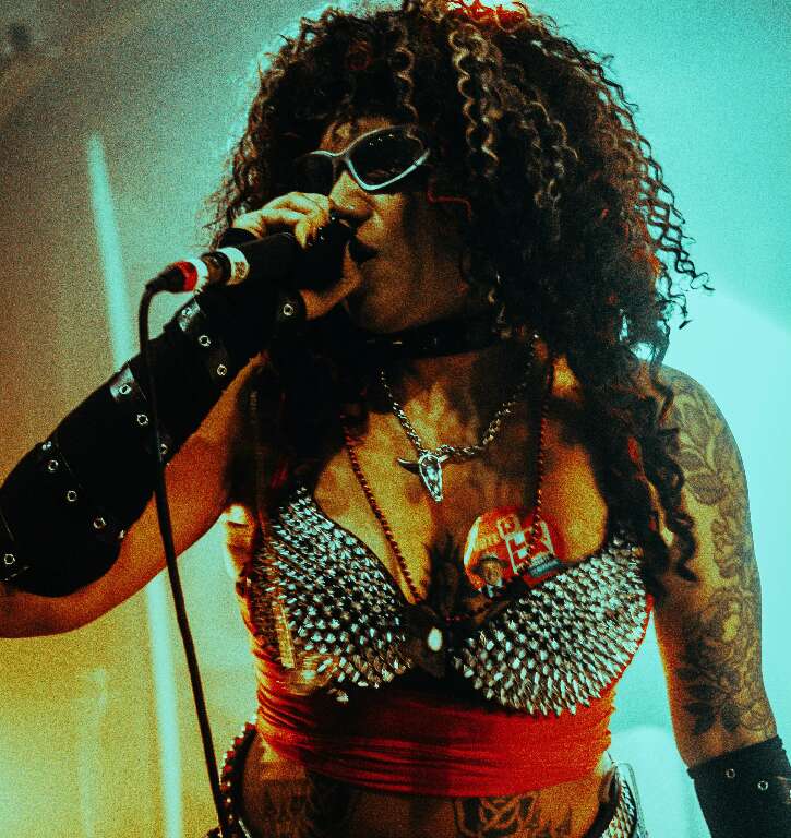 Sábado tem MC Taya, samba e encontro de amantes do vinil