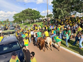 Apoiadores de Flávio Bolsonaro fazem cavalgada nos altos da Afonso Pena Apoiadores de Flávio Bolsonaro fazem cavalgada nos altos da Afonso Pena