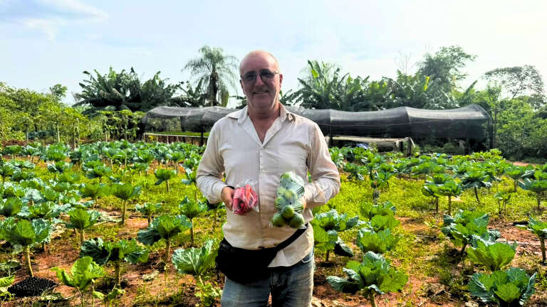 Cansado da CLT, Celso trocou empresa por horta à beira da estrada