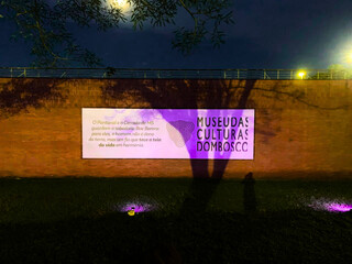 Amor pelo BTS é tão grande que até museu ficou roxo Amor pelo BTS é tão grande que até museu ficou roxo