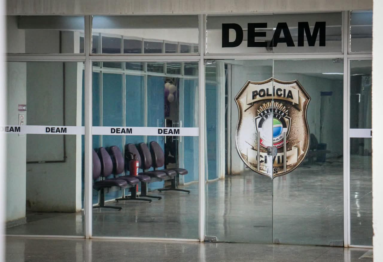 Mulher confronta marido por furtos e acaba agredida com enxada