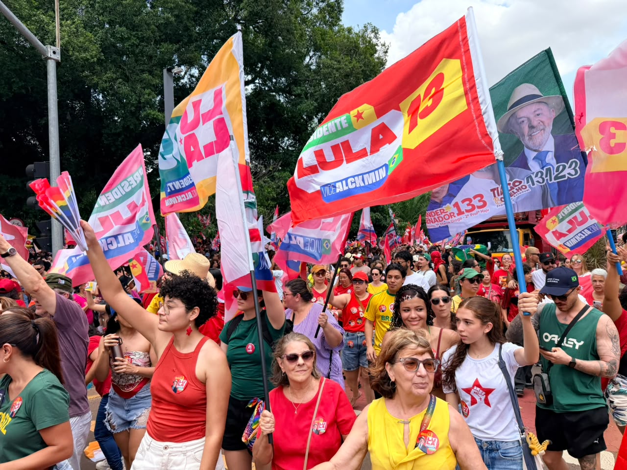 Apoiadores de Lula vão ao Centro em ato pela reeleição e pela democracia