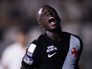 Vasco vira sobre Corinthians com dois gols de Hinestroza no fim Vasco vira sobre Corinthians com dois gols de Hinestroza no fim