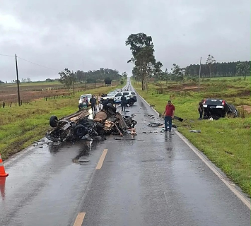 Casal morre ap&oacute;s carro aquaplanar em rodovia e colidir contra caminhonete
