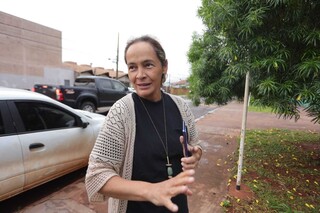 Anúncio de horário estendido de votação gera confusão na porta de escolas Anúncio de horário estendido de votação gera confusão na porta de escolas