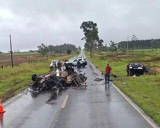 Casal morre após carro aquaplanar em rodovia e bater contra caminhonete Casal morre após carro aquaplanar em rodovia e bater contra caminhonete