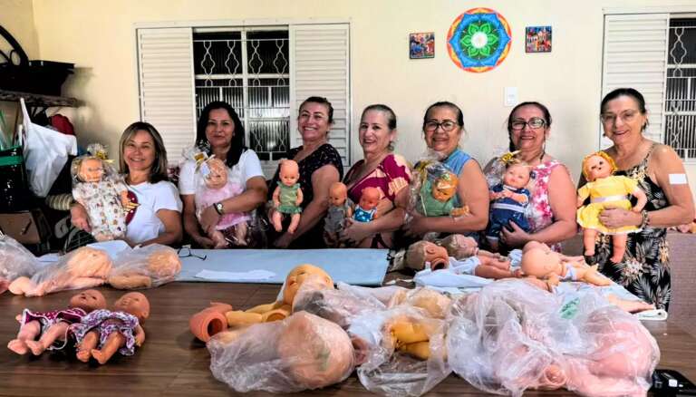 Bonecas velhas viram presentes, mas irmãs precisam de mais doações