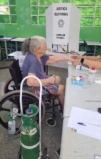 Aos 84 anos, Josina quer exercer a cidadania e vai votar com oxig&ecirc;nio ao lado