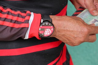 Da cabeça aos pés, flamenguista vai votar com uniforme do time Da cabeça aos pés, flamenguista vai votar com uniforme do time