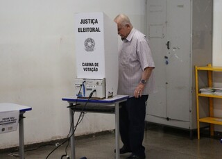 Mesmo sem obrigação, idosos chegam cedo às urnas para votar Mesmo sem obrigação, idosos chegam cedo às urnas para votar