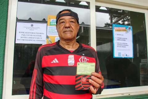 Da cabe&ccedil;a aos p&eacute;s, flamenguista vai votar com uniforme do time