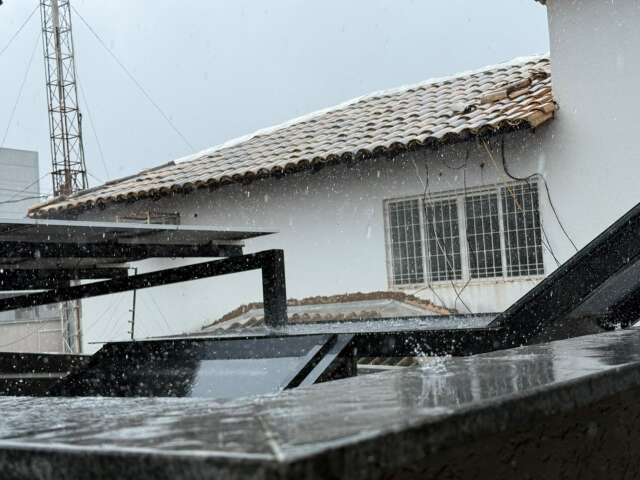 Na rota de temporal, Campo Grande registra "pancad&atilde;o" de chuva no fim da manh&atilde;