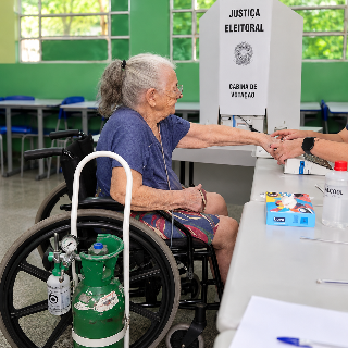 Aos 84 anos, Josina quer exercer a cidadania e vai votar com oxig&ecirc;nio ao lado