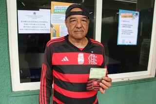 Da cabeça aos pés, flamenguista vai votar com uniforme do time Da cabeça aos pés, flamenguista vai votar com uniforme do time