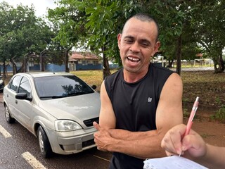 Aos 82 anos, eleitora chega com a neta e é a última a votar em escola Aos 82 anos, eleitora chega com a neta e é a última a votar em escola