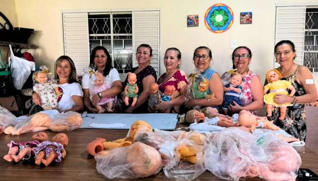 Bonecas velhas viram presentes, mas irm&atilde;s precisam de mais doa&ccedil;&otilde;es