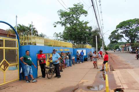 No p&oacute;dio do voto, eleitores chegam antes das 5h, por medo da chuva