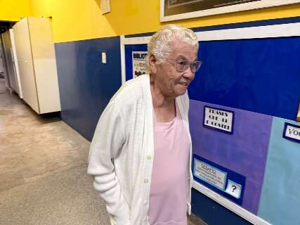 Aos 82 anos, eleitora chega com a neta e &eacute; a &uacute;ltima a votar em escola