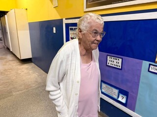 Aos 82 anos, eleitora chega com a neta e é a última a votar em escola Aos 82 anos, eleitora chega com a neta e é a última a votar em escola