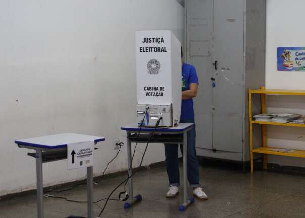 Eleitores levam um minuto, em m&eacute;dia, para votar em escola de Campo Grande
