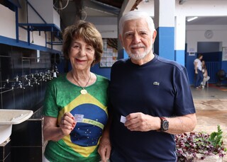 Mesmo sem obrigação, idosos chegam cedo às urnas para votar Mesmo sem obrigação, idosos chegam cedo às urnas para votar