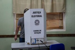 Polícia procura eleitor que filmou momento do voto e publicou na rede social Polícia procura eleitor que filmou momento do voto e publicou na rede social