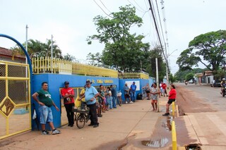 No p&oacute;dio do voto, eleitores chegam antes das 5h, por medo da chuva