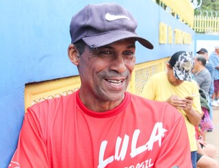No p&oacute;dio do voto, eleitores chegam antes das 5h, por medo da chuva