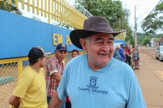 No p&oacute;dio do voto, eleitores chegam antes das 5h, por medo da chuva