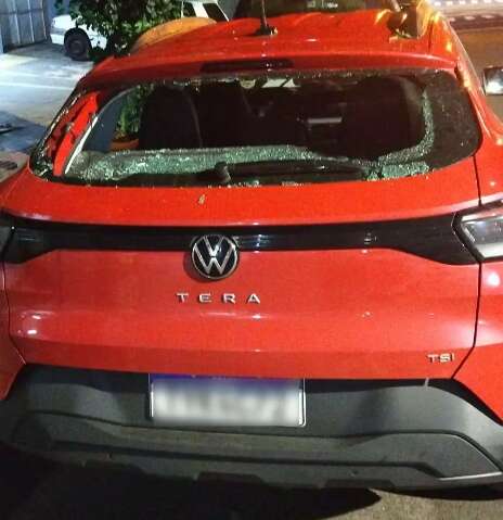 V&acirc;ndalos depredam carro e ferem passageira durante confus&atilde;o no tr&acirc;nsito