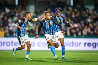 Gol nos acréscimos dá vitória ao Grêmio na luta contra o rebaixamento Gol nos acréscimos dá vitória ao Grêmio na luta contra o rebaixamento