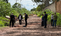 Homem &eacute; encontrado morto com marcas de facada e atropelamento em rua