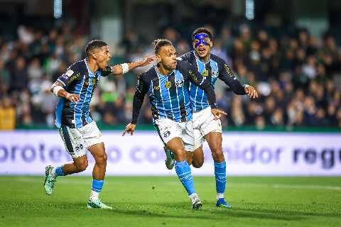 Gol nos acr&eacute;scimos d&aacute; vit&oacute;ria ao Gr&ecirc;mio na luta contra o rebaixamento