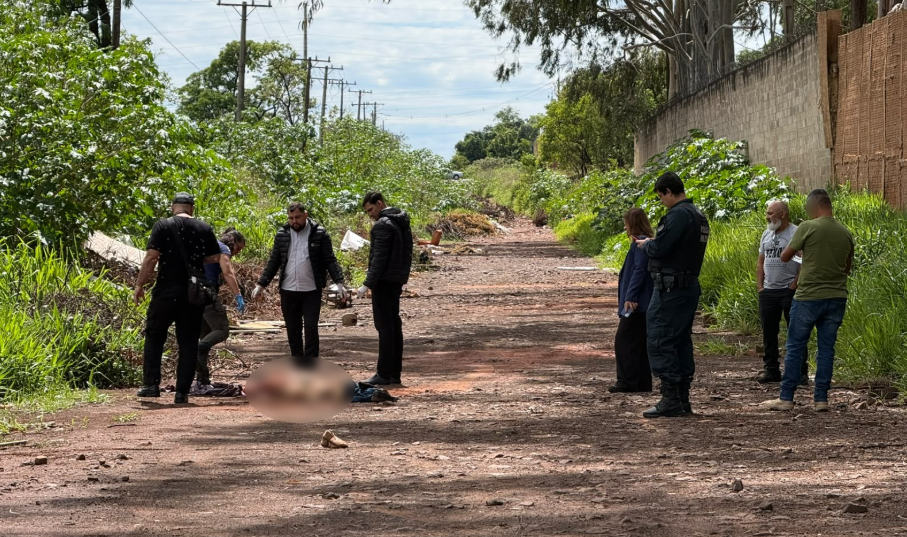 Homem é encontrado morto com ferimentos no meio da rua no Jardim Veraneio