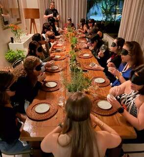 Já pensou comer sem enxergar? Mulheres encaram jantar às cegas Já pensou comer sem enxergar? Mulheres encaram jantar às cegas