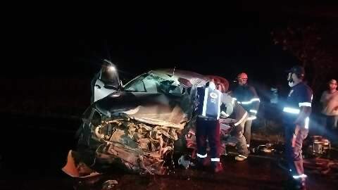 Motorista fica preso &agrave;s ferragens ap&oacute;s Hilux atingir carretas na BR-463