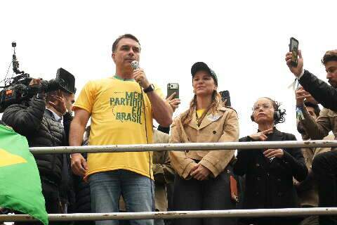 Governo Trump vai conceder vistos a Fl&aacute;vio Bolsonaro e fam&iacute;lia