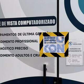 Clínica e ótica são interditadas e funcionário é levado à delegacia Clínica e ótica são interditadas e funcionário é levado à delegacia