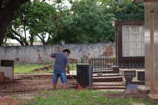 Familiares se preparam para Dia de Finados com limpeza dos t&uacute;mulos
