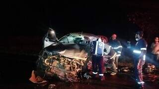 Motorista fica preso às ferragens após Hilux atingir carretas na BR-463 Motorista fica preso às ferragens após Hilux atingir carretas na BR-463