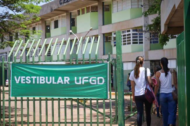 Entre a bolsa e as cotas, estudantes pobres enfrentam escolha dif&iacute;cil